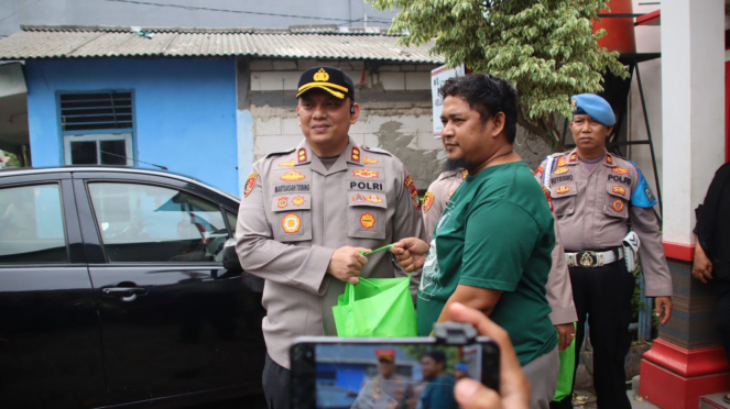 Kapolres Pelabuhan Tanjung Priok AKBP Martuasah Tobing membagikan sembako