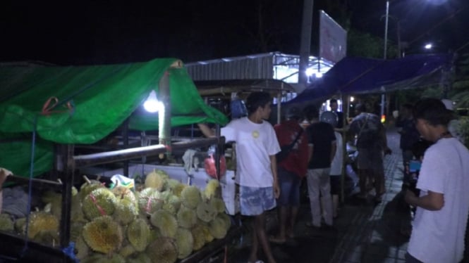 Pedagang durian di kawasan Puncak Waringin, Labuan Bajo, Manggarai Barat, NTT