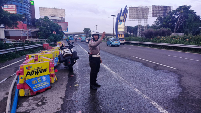 Satlantas Polres Bandara Soetta saat mengatur lalu lintas di kawasan Bandara Soekarno-Hatta, Tangerang.