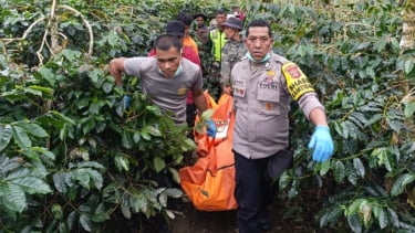 Polisi Dan Waraga Mengevakuasi Mayat Yang Terkubur Di Dalam Drum Di Bener Meriah. (IST)