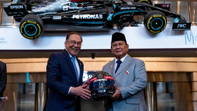 Mengungkap Helm Balap F1 Hadiah Anwar Ibrahim untuk Prabowo Subianto