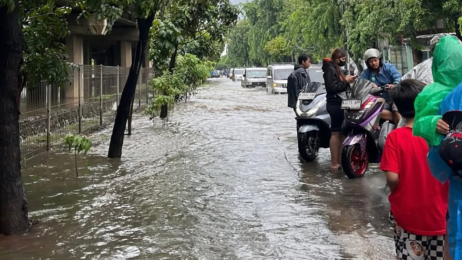 Perumahan KFT Cengkareng Sudah Tiga Hari Terendam, Warga Mengungsi ke Masjid