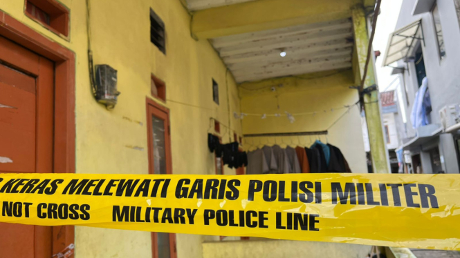 Garis kuning polisi militer terbentang di lokasi penemuan mayat wanita di Tangerang Selatan