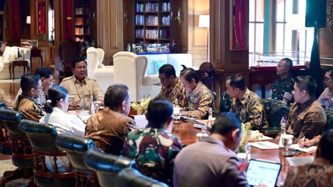 Presiden RI Prabowo Subianto menggelar rapat terbatas soal sawit di Hambalang, Bogor, Jawa Barat (sumber foto: Muchlis Jr - Biro Pers Sekretariat Presiden)