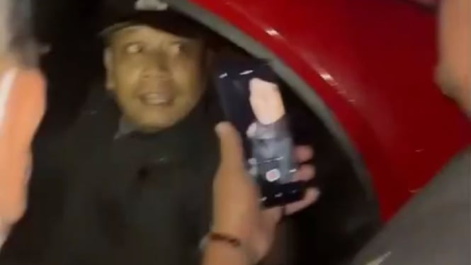 Warga menghadang oknum polisi yang diduga lakukan pemerasan di Semarang
