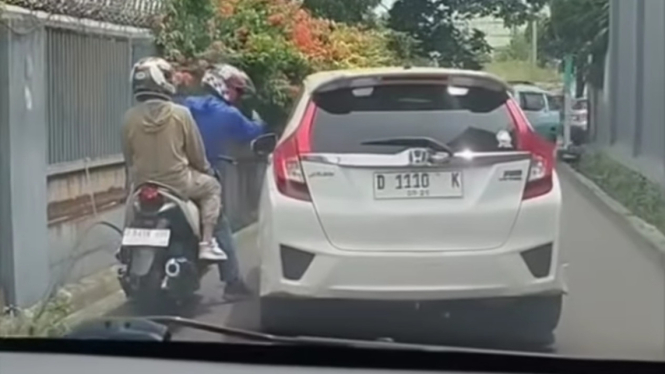 Pengguna Honda Jazz Ini Bikin Pemotor Naik Darah Hingga Ditabrak