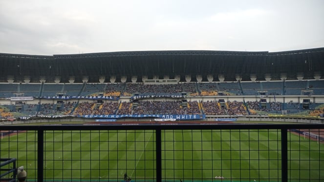 Suporter Persib saat memadati Stadion Gelora Bandung Lautan Api (foto: Dede Idrus) 