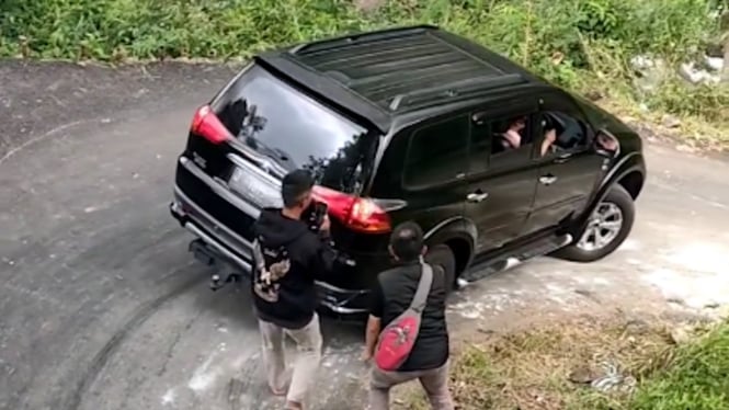 Mobil Listrik Murah BYD Siap Dijual, Pajero Sport Dipegangi saat Belok