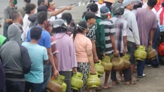 Warga Antre Gas LPG 3 Kg di Pangkalan Resmi Tanjung Duren, Dijatah Satu Tabung Per Orang