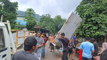 Warga membersihkan sisa banjir di Bima (Satria)