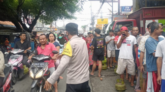 Antrean Panjang Warga Beli Gas LPG 3 Kg di Rempoa Tangsel Picu Kemacetan