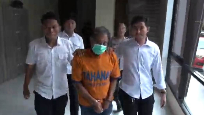 Tersangka pemilik rumah panti asuhan di Surabaya ditahan karena disangka menyetubuhi anak asuhnya.