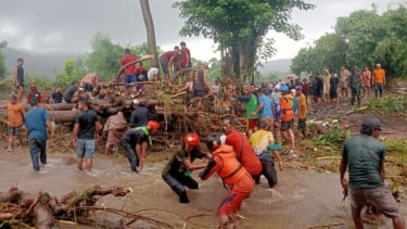 El proceso de evacuación en Bima (Satria) de las víctimas de la inundación