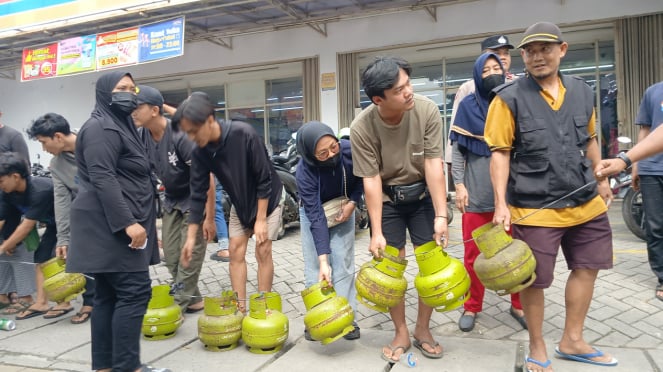 Warga Tangerang antre membeli gas 3 kilogram