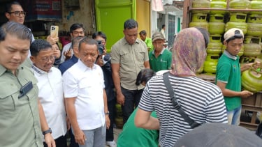 Menteri ESDM, Bahlil Lahadalia saat pantau distribusi gas 3 kilogram