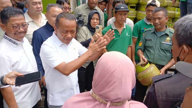 Menteri Bahlil Kena Semprot Warga saat Sidak LPG 3 Kg, Peran Tersangka di Pesta Seks Gay