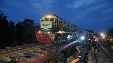 Jalur kereta api di Grobogo yang rusak dapat lewat karena banjir