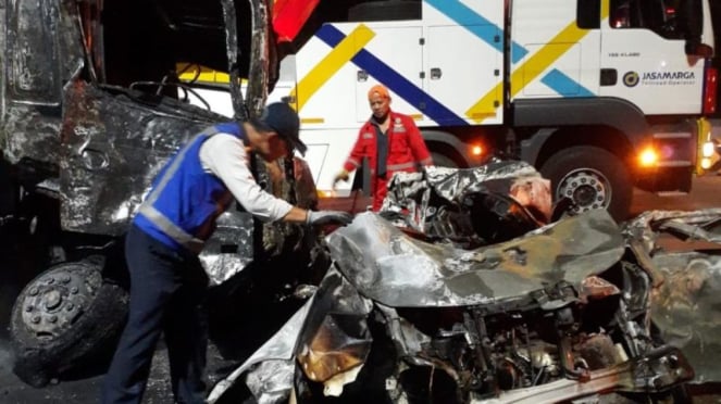 Petugas Menangani Lokasi Kecelakaan Di Gerbang Tol Ciawi