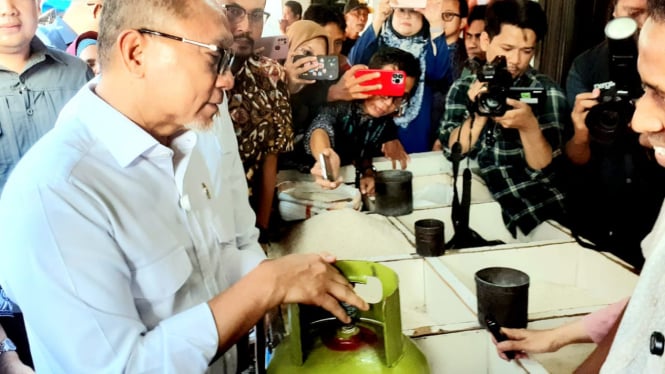 Cek Pasar Klender, Menko Zulhas dan Mendag Pastikan Penyaluran LPG 3 Kg Sudah Kembali Normal