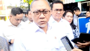 Menteri Koordinator Bidang Pangan, Zulkifli Hasan bersama Menteri Perdagangan, Budi Santoso, saat melakukan pemantauan harga bahan pokok di Pasar Klender, Jatinegara, Jakarta Timur, Rabu, 5 Februari 2025