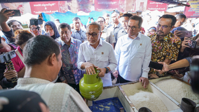 Menko Pangan dan Mendag Tinjau Sub Pangkalan