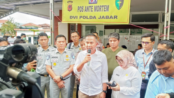 Pj Gubernur Jabar Bey Machmudin saat di RSUD Ciawi. VIVA/Muhammad AR