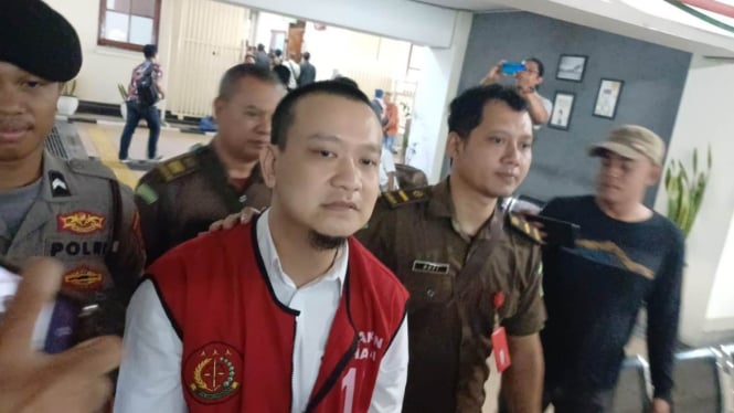 Paksa Siswa SMA Sujud dan Menggonggong, Ivan Sugiamto Mulai Diadili di PN Surabaya