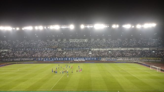 Spanduk Bojan Hodak Is Blue And White Terbentang Panjang di GBLA, Begini Reaksi Pelatih Persib