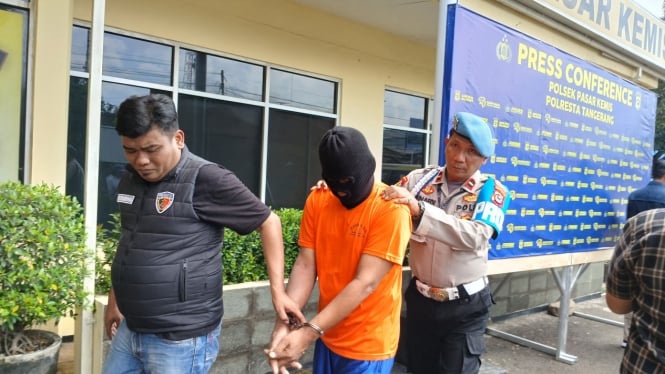 M, pelaku modifikasi mobil pikap hasil pencurian di Tangerang saat digiring petugas Polsek Pasar Kemis.