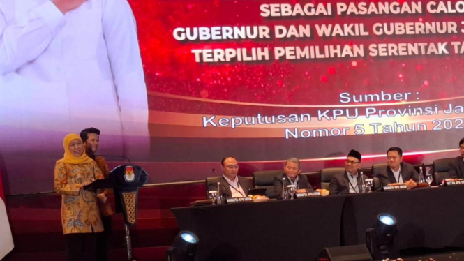 Khofifah Indar Parawansa dan Emil Dardak saat penetapan pemenang Pilgub Jatim 2024 di Surabaya.