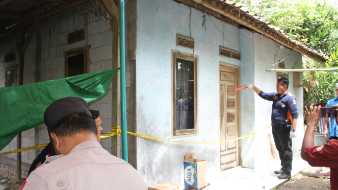 TKP RUMAH PELAKU Pembunuhan Pegawai Koperasi di Cibarahi, Kabupaten Bekasi.