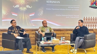 Direktur Departemen Kebijakan Ekonomi dan Moneter BI Juli Budi Winantya (kanan)