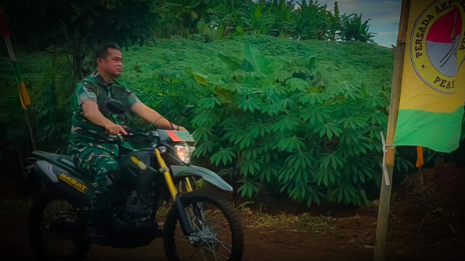 VIVA Militer: Jenderal TNI Maruli pakai motor trail di Gunung Hejo