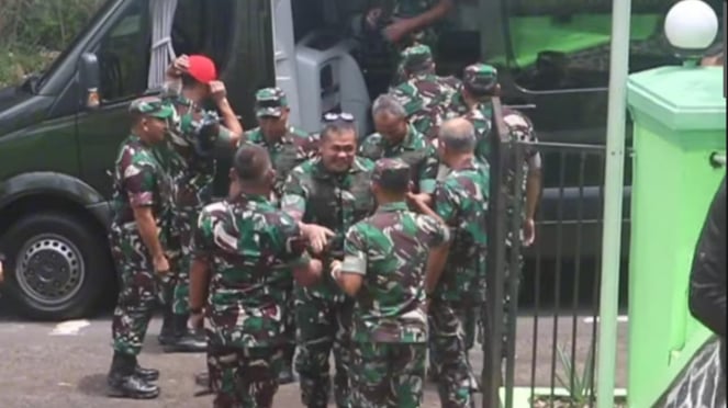 VIVA Militer: Jenderal TNI Maruli dan rombongan tiba di Koramil