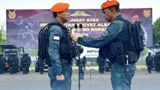 Berhasil Serbu Teroris Bersama Pasukan Elite TNI AU, KSAU Marsekal Tonny Dapat Brevet Albara Satbravo 90 Kopasgat