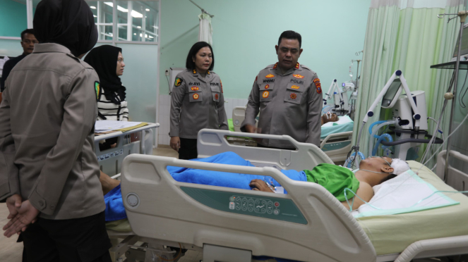 Kapolda Sumut Irjen Pol. Whisnu Hermawan Februanto Saat Menjenguk Bripka Bs Di Rs Haji Medan. (Dok Polda Sumut)