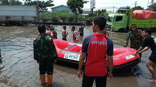 Banjir, pasien dan paramedis diangkut perahu karet ke RSI Sultan Agung Semarang