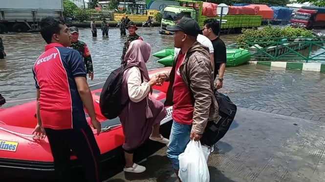 Banjir Pantura Semarang, Pasien Diangkut Perahu Karet Masuk ke Rumah Sakit