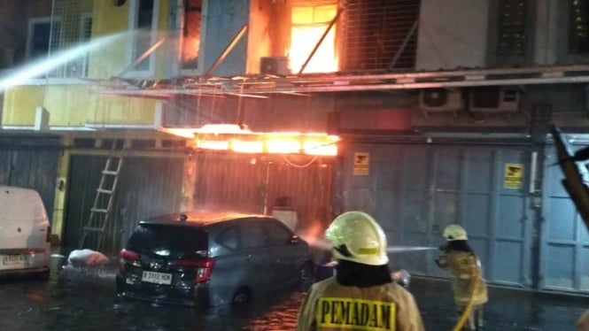 Kebakaran Rumah di Cengkareng saat Banjir, Pemadaman Berlangsung 2,5 Jam