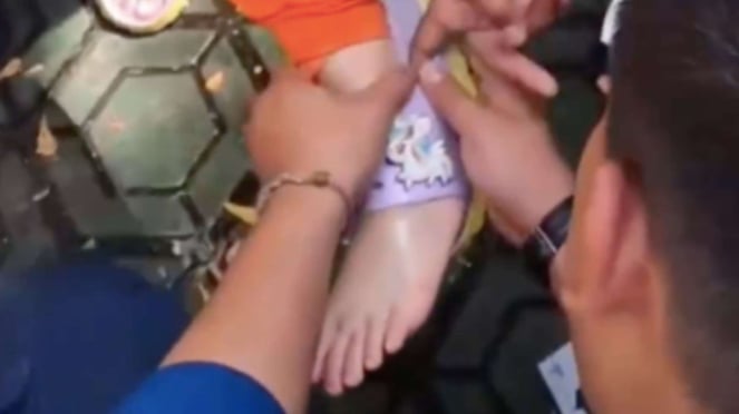 Viral Petugas Damkar Bantu Lepaska Kaki Anak Yang Tersangkut Di Sandal Karet