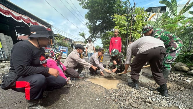 Aksi Kapolsek dan Danramil Bareng Warga Perbaiki Jalan Berlubang Agar Tak Jadi Penyebab Kecelakaan