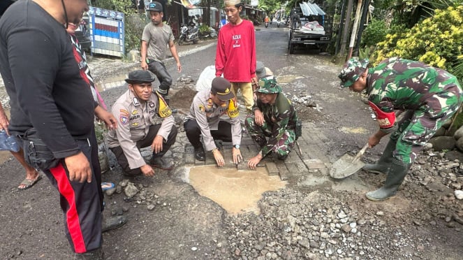 Kapolsek dan Danramil Somba Opu bersama masyarakat memperbaiki jalan