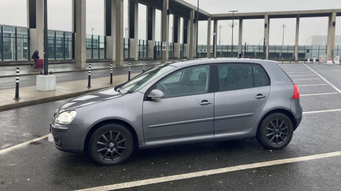 Mobil VW Golf Yang Parkir Di Bandara Berlin