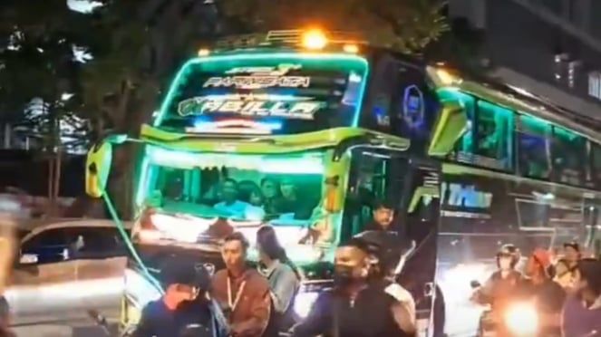 Bus kru viral diduga keroyok lendara motor