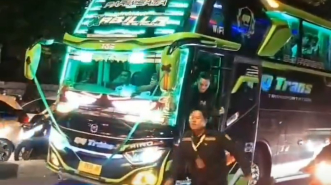 Bus kru viral diduga keroyok lendara motor