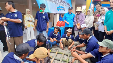 Direktur Jenderal Perikanan Kementerian Kelautan Perikanan, Tangkap Lotharia Latif pantau edukasi nelayan soal budidaya kerang melalui rakit tancap dari bambu 