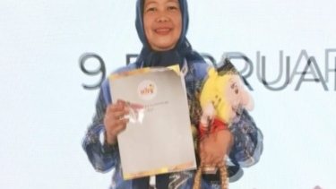 Umi Sjarifah Terima Press Card Nomor Satu