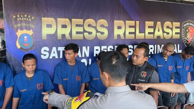 S, pelaku pengurus uang di ATM milik majikannya saat dihadiri dalam konfrensi pers di Mako Polres Asahan.(dok Polres Asahan)