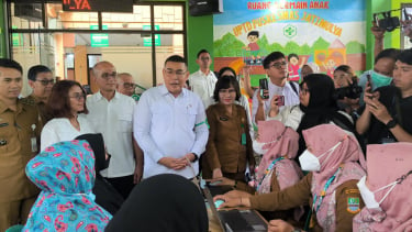 Wakil Menteri (Wamen) Agraria dan Tata Ruang/Badan Pertanahan Nasional (ATR/BPN), Ossy Dermawan saat meninjau peluncuran program cek kesehatan gratis di Puskesmas Jatimulya, Bekasi, Senin, 10 Februari 2025