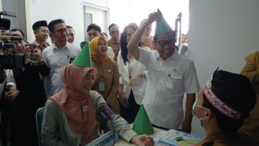 Menteri Koordinator Bidang Pemberdayaan Masyarakat, Muhaimin Iskandar saat sapa dan pantau program CKG di Puskesmas Ciater, Tangerang Selatan